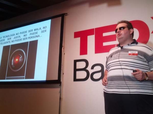 Jonathan Chacón «Oír, ver, hablar, tocar , pensar»
Debe ser porque soy diseñadora, pero siempre he pensado a que me podría dedicar si fuera ciega. He pensado en alguna ocasión que una opción sería dedicarme a la accesibilidad web, una persona que no puede ver es la más indicada para saber si una web es accesible.
Ver, caminar, tener brazos, poder saborear, oír, oler. Es un privilegio que muchas veces no apreciamos.