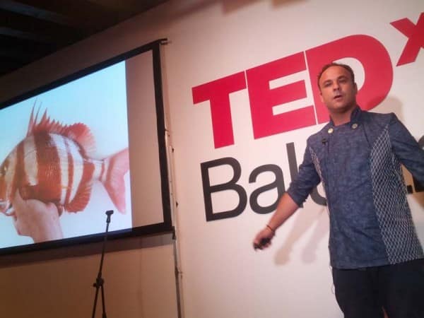 Angel León «Reinventando el mar»
De pronto abrió una maleta y sacó una microalgas que al agitarlas se iluminan. Y se pueden comer, no es mágia es biología y mucha investigación.
Fé y trabajo.